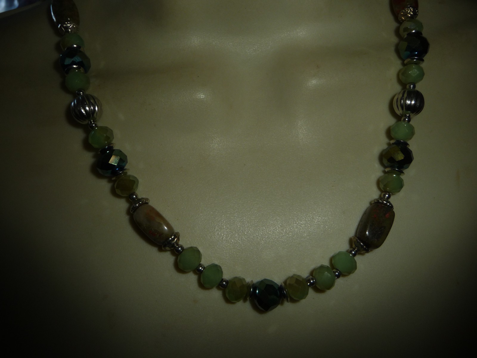 DELIQUET BLACK GLASS BEADS DIFFERENT SHAPES BIB 8” L NECKLACE #26.27
