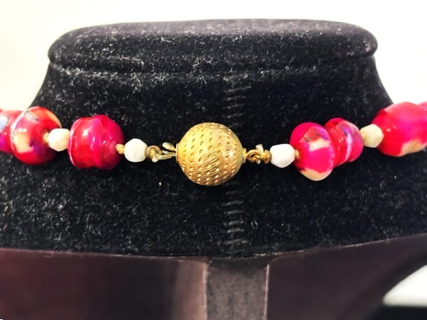 VTG Signed VOGUE Dip Dyed HOT PINK PURPLE RED WHITE Bead Necklace Earrings Set