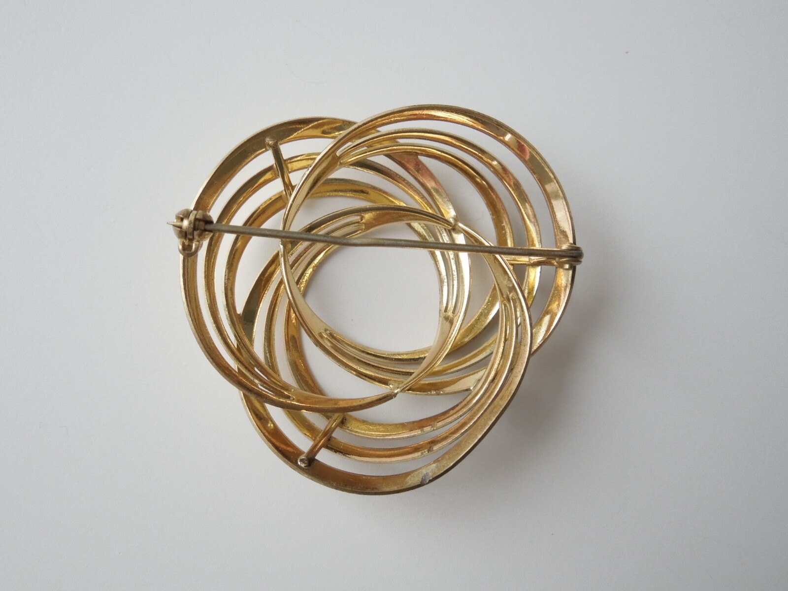 Vintage Brooch Gold Tone Rings Connected Clamped 8.9 G/4.5 X 4.4 Cm
