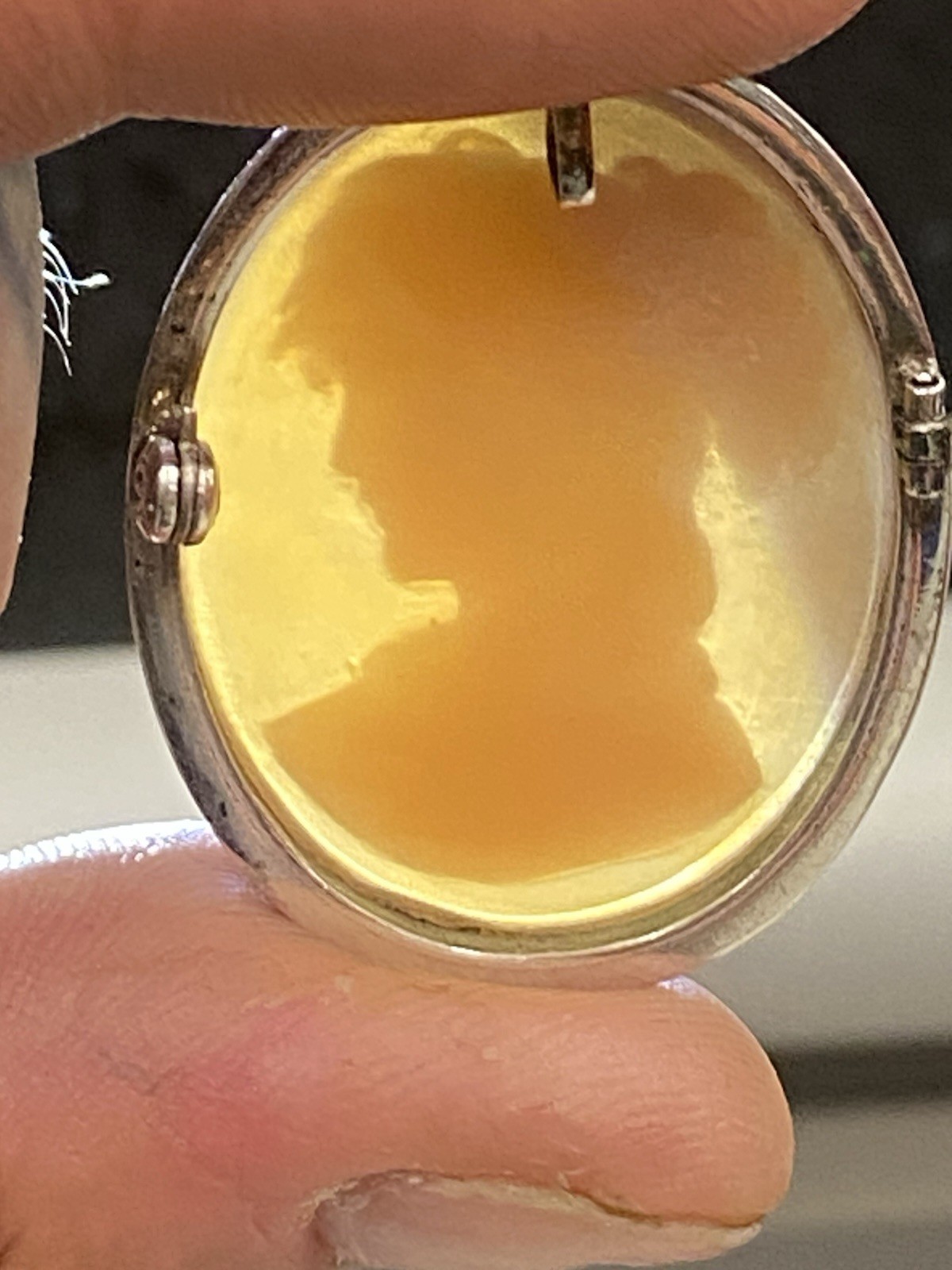 Oval Shell Cameo Brooch Pendant Brown/White Portrait in Sterling Silver Frame
