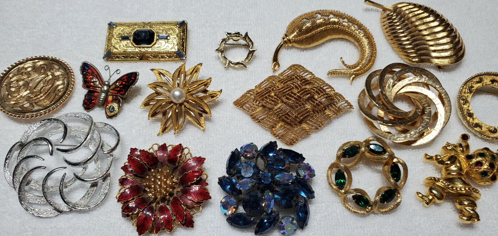 Assortment of vintage brooches 60’s – 80’s 
