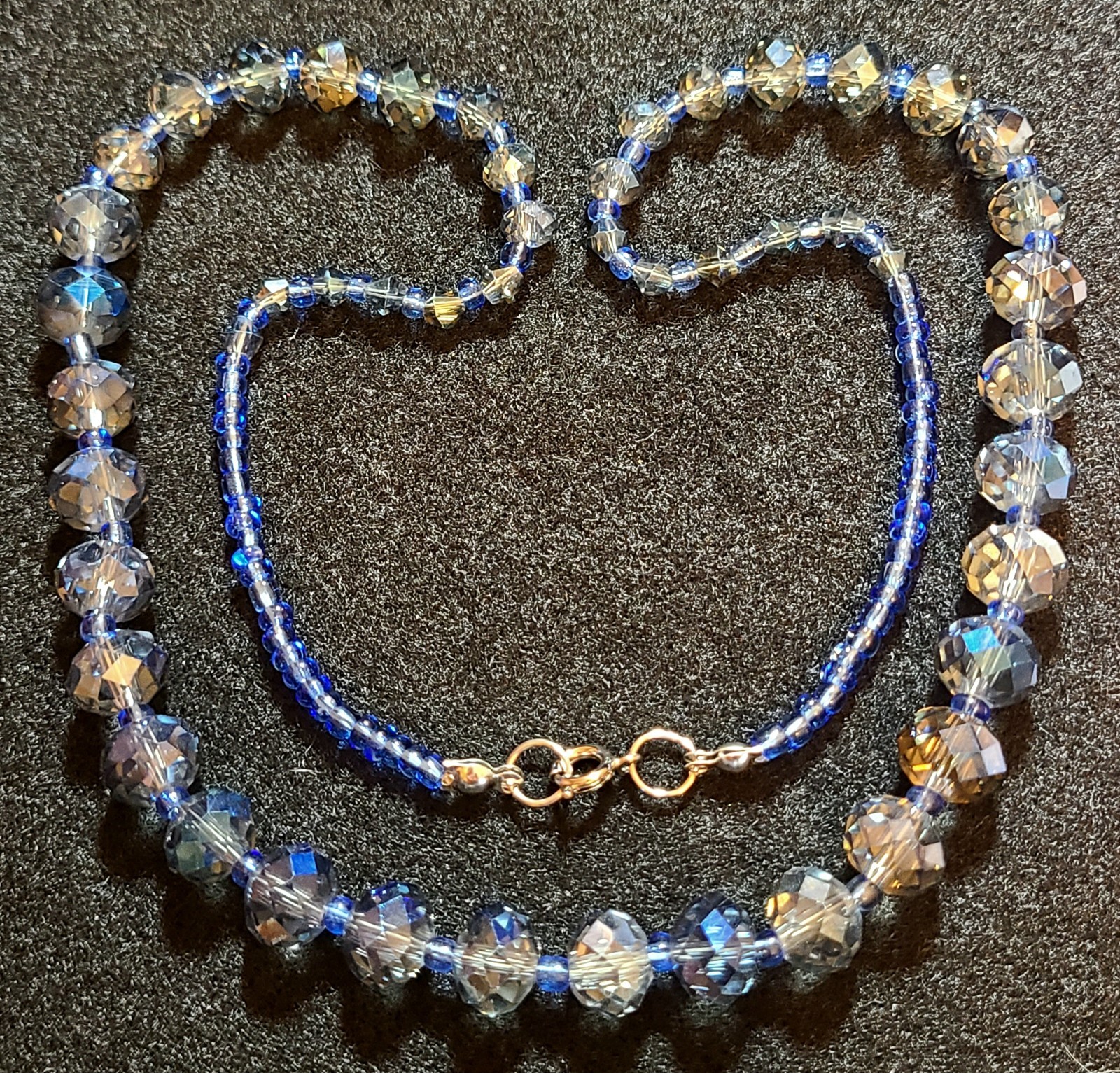 VINTAGE STUNNING SILVER TONE BLUE AURORA BOREALIS FACETED GLASS NECKLACE