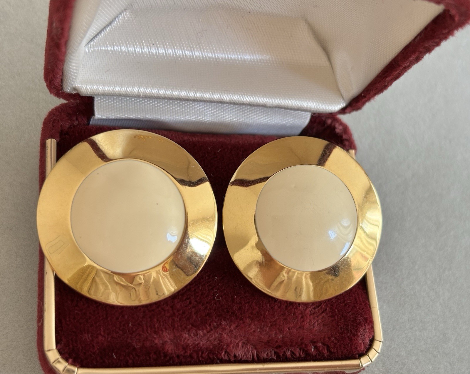 Vintage gold-tone and ivory resin round stud earrings 30mm in diameter beautiful