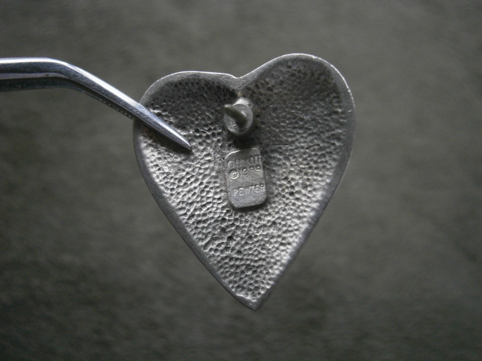 Large Broken Heart Vintage Pewter Brooch Lapel Pin Tie Tac 9.0g