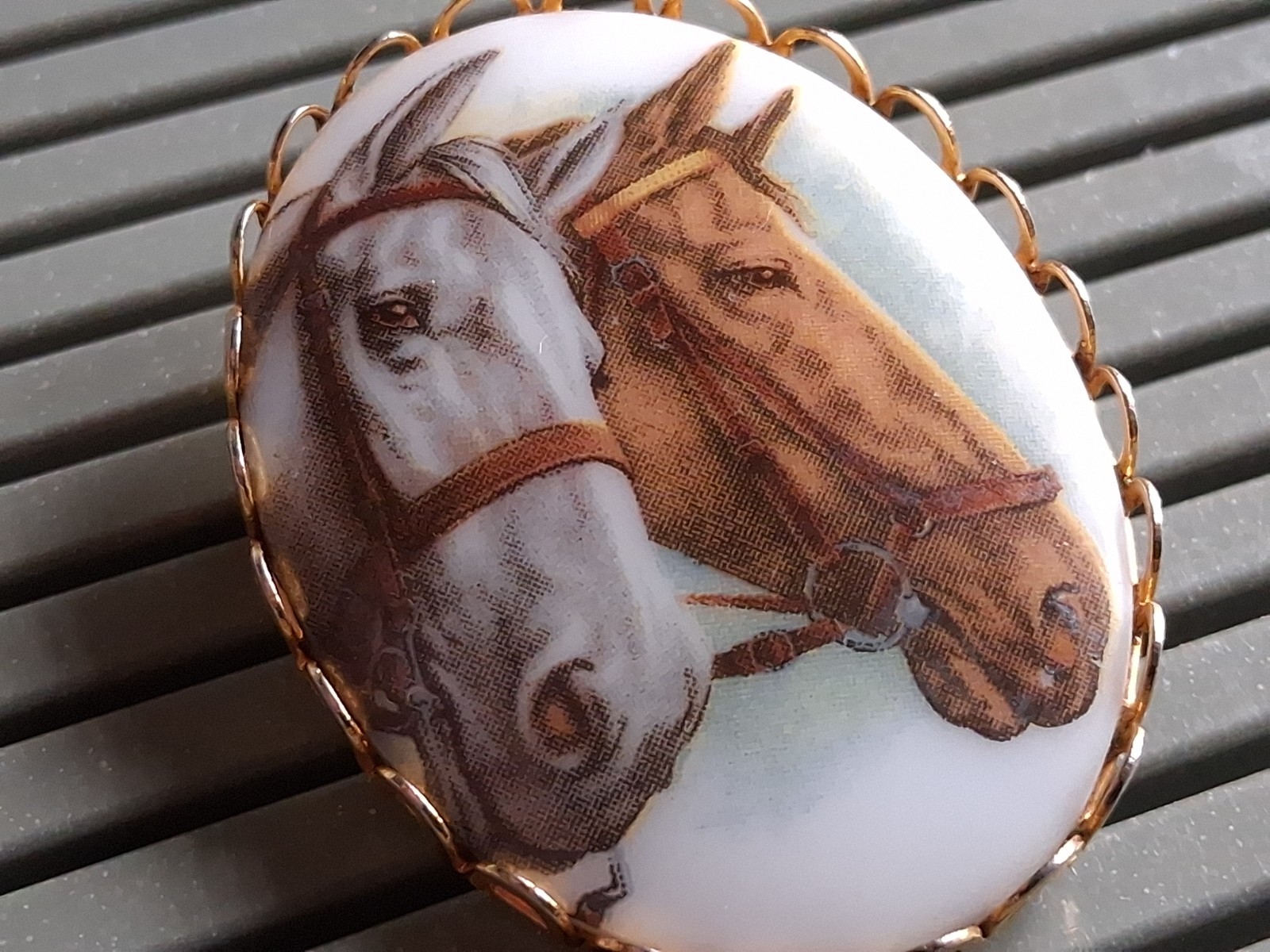 VTG Equestrian Horses Porcelain Cameo Brooch Oval Gold Tone Border Painted Pin