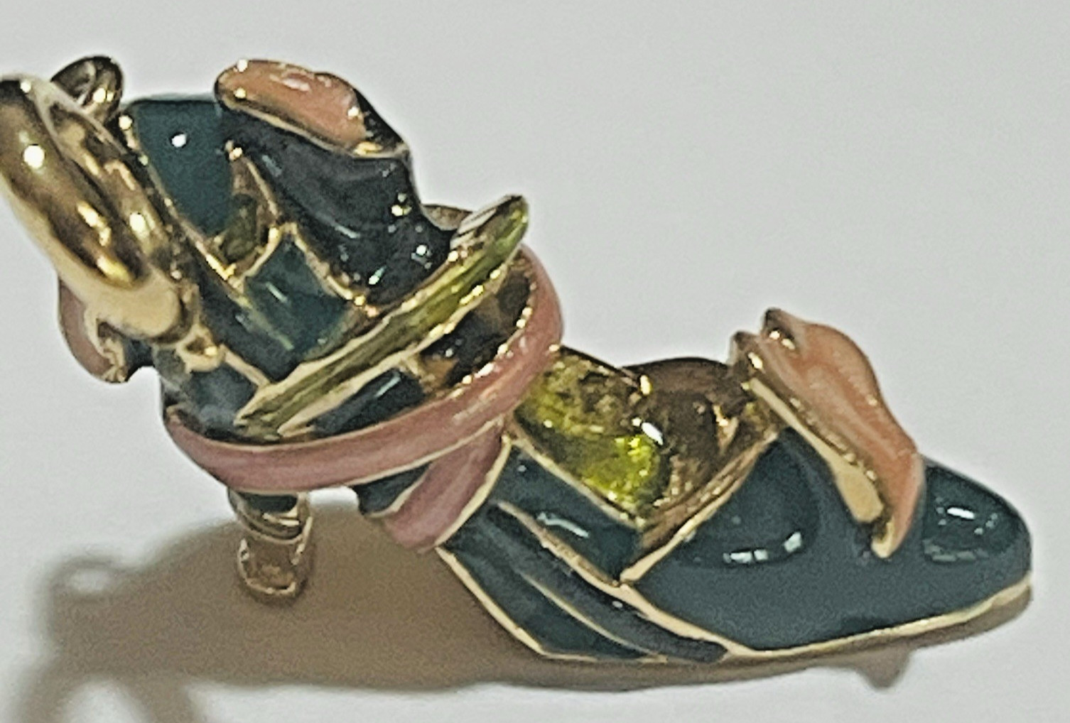 KJL Signed Dark Green Enamel with Pink Enamel Ribbon 1″ Heeled Shoe Charm