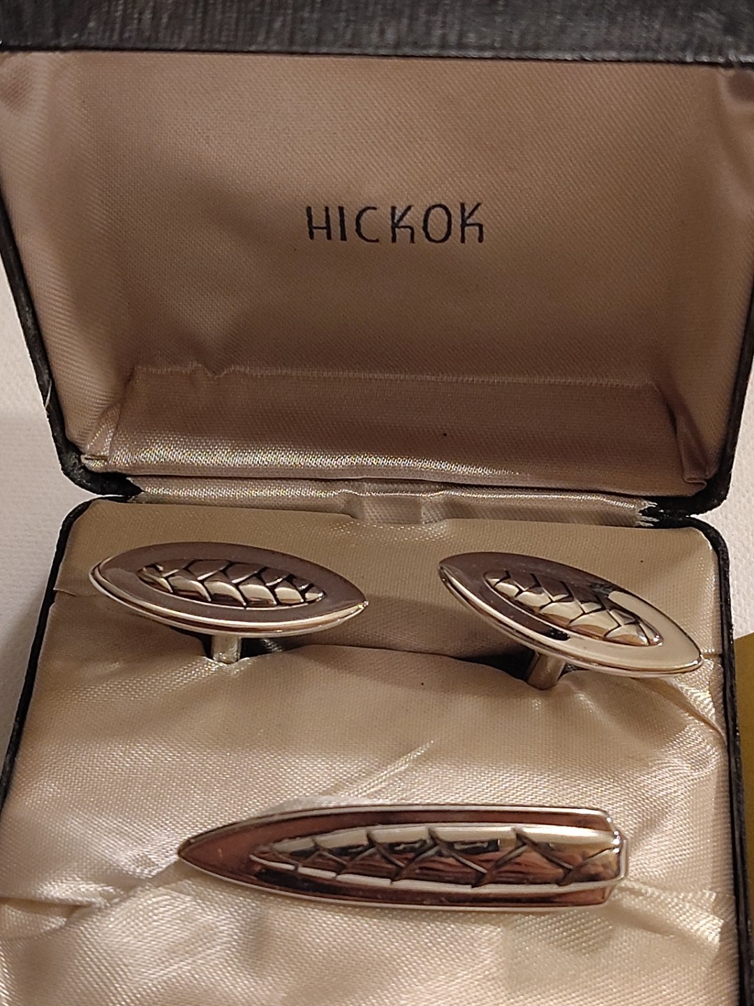 Vintage Hickok Silver Tone Cuff Links & Tie Bar Clip Set Fish Scale Made In USA