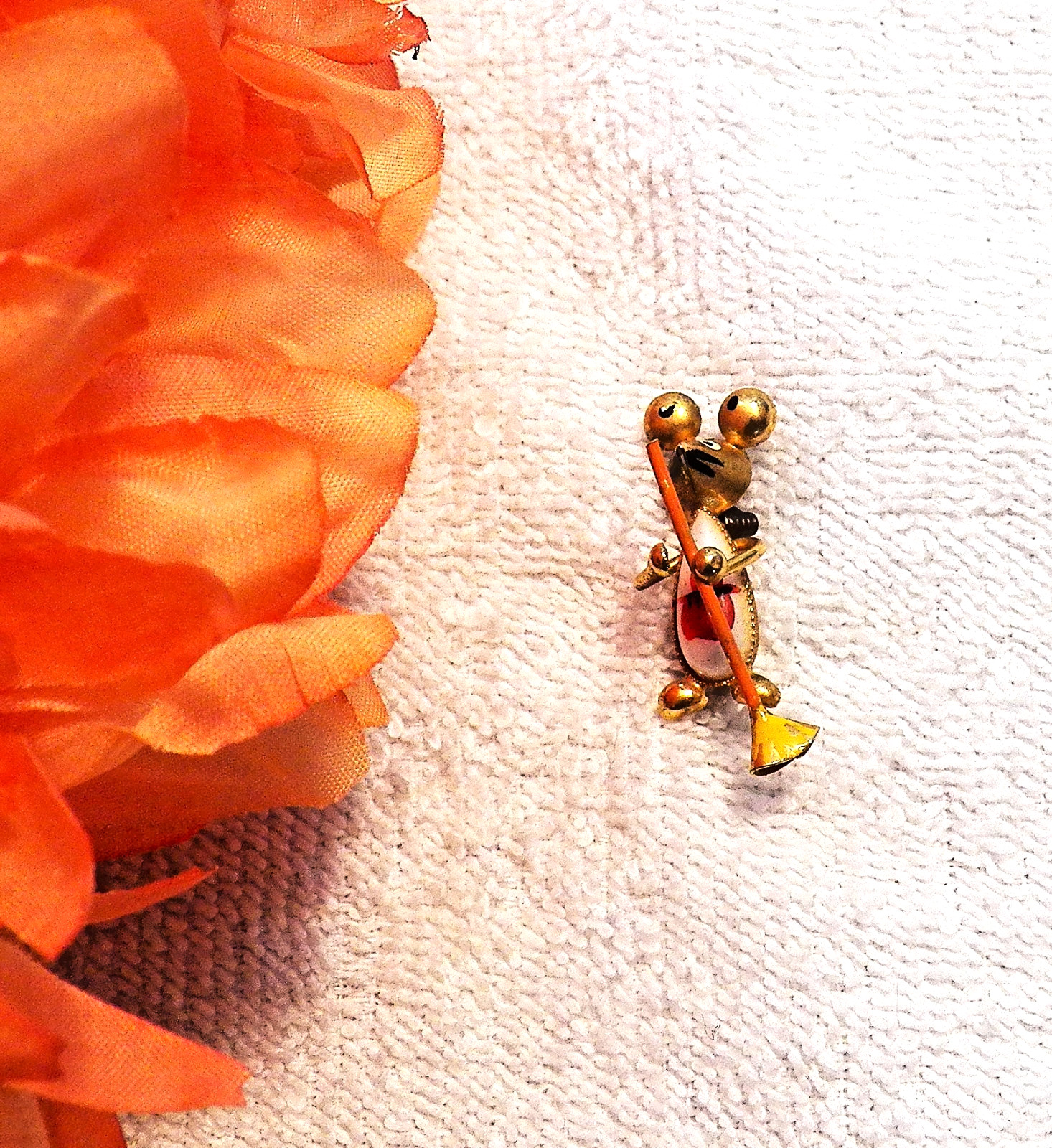 CLASSIC PIN BROOCH WHIMSICAL MOUSE COSTUME STONE BODY WHISKERS BROOM GOLD TO K13