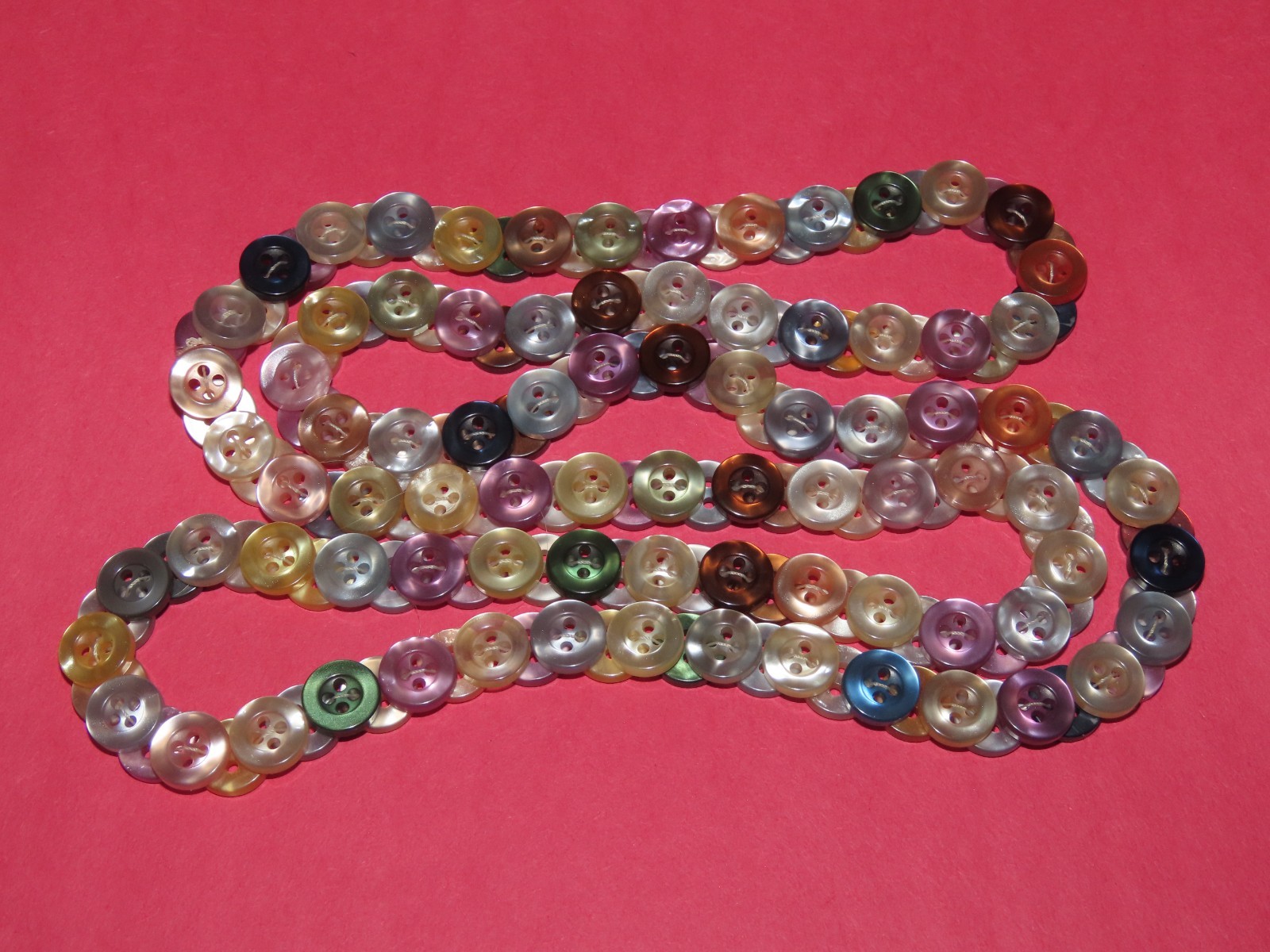 35″ PASTELS PEARL PLASTIC VINTAGE SEWING BUTTON STRAND NECKLACE MULTI COLOR