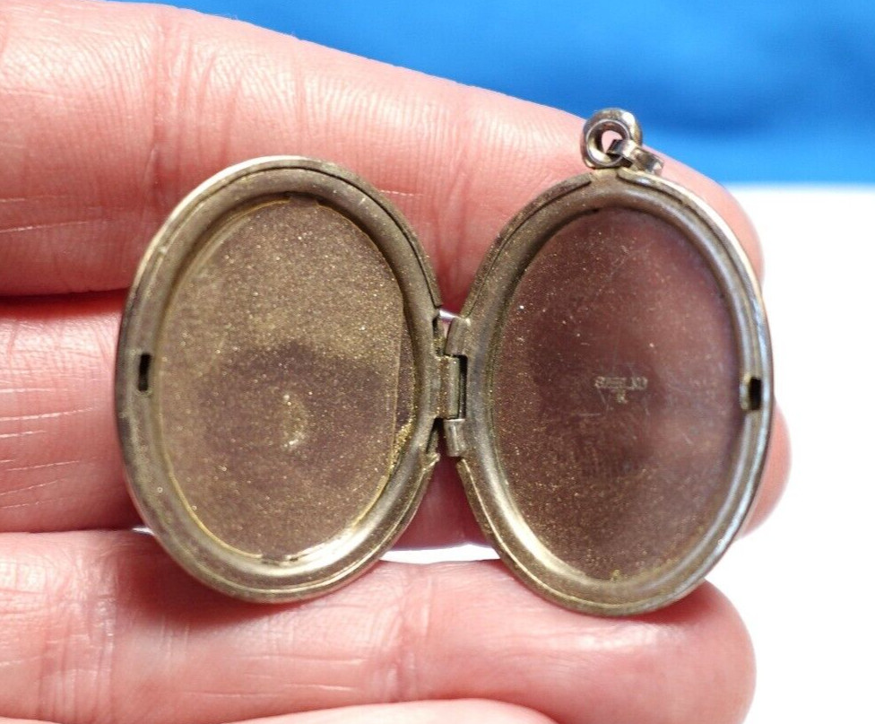 STERLING SILVER LOCKET OVAL VINTAGE 5.3 GRAMS 20 X 30 MM J-433