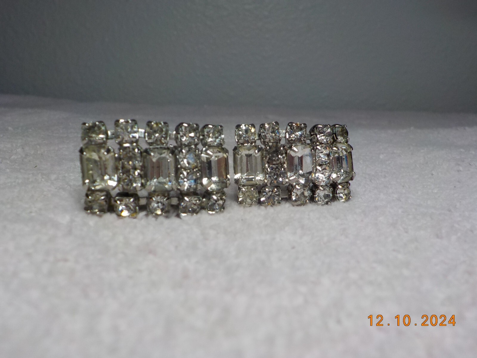 VINTAGE CLEAR RHINESTONE CLUSTER CLIP-ON EARRINGS W/EMERALD/ROUND CUT STONES