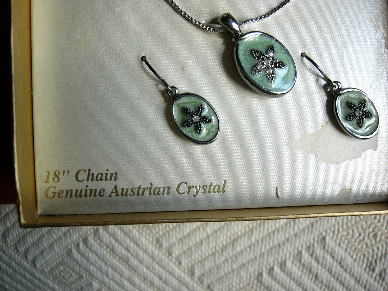 VINTAGE WHITE STAG AUSTRIAN CRYSTAL FLOWER NECKLACE & PIERCED EARRING SET
