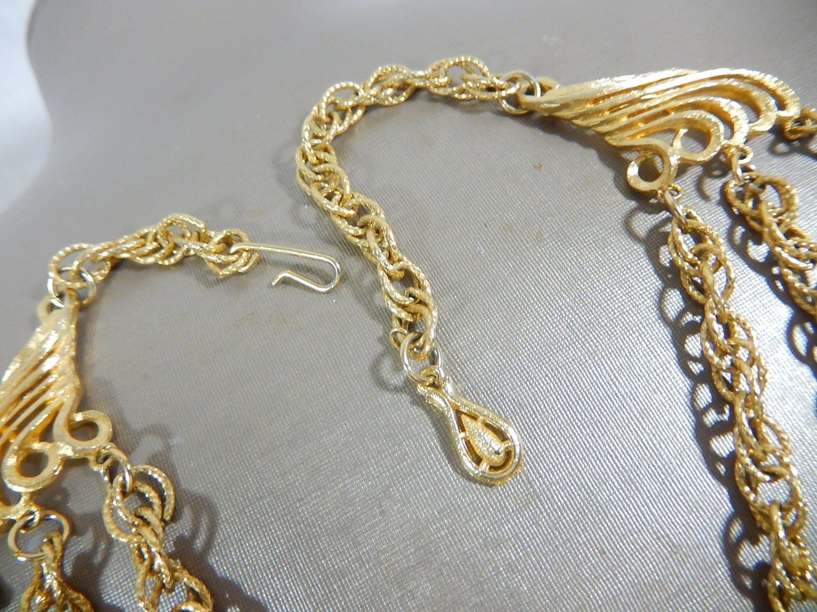 STUNNING VTG FESTOON W LARGE MULTI LEAF CENTERPIECEGOLD TONE BIB NECKLACE