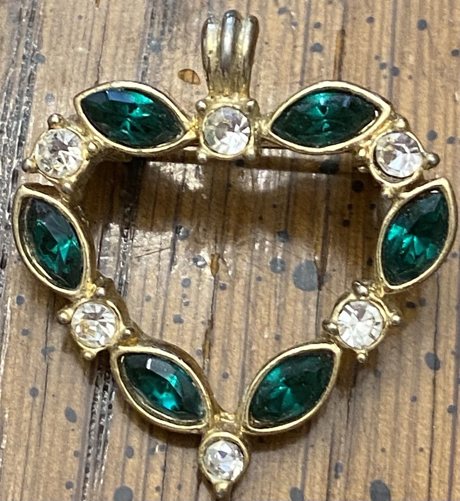1” May Birthstone Green Faux Stones Heart Shaped Gold Tone Brooch Pin Pendant