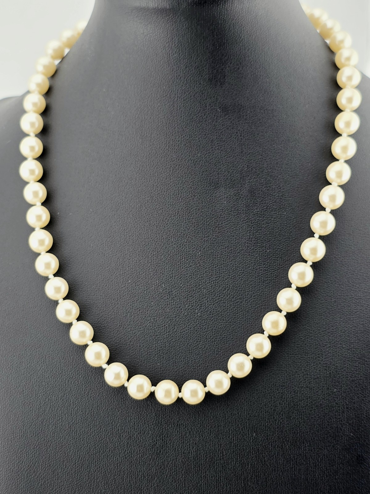 Vintage Hand Knotted Cream Glass Pearl Necklace Gold Tone Screw Barrel Clasp 17½