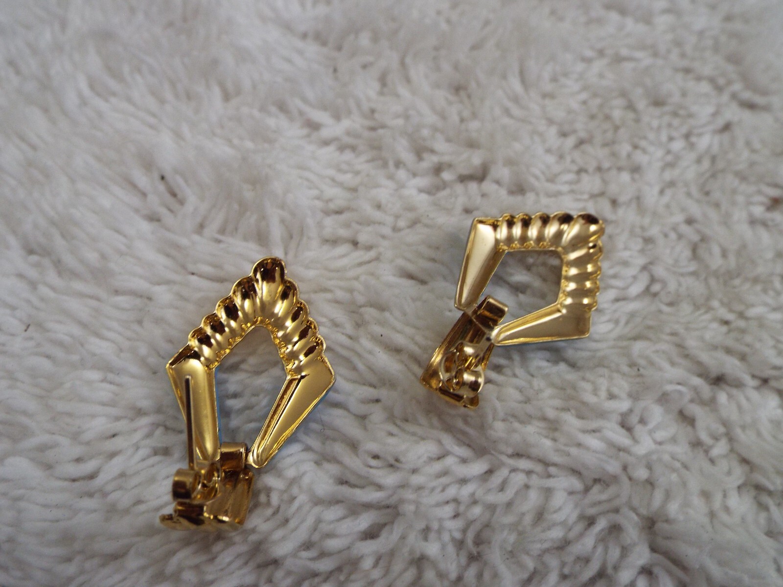 Goldtone Blue Pierced Earrings (A53)