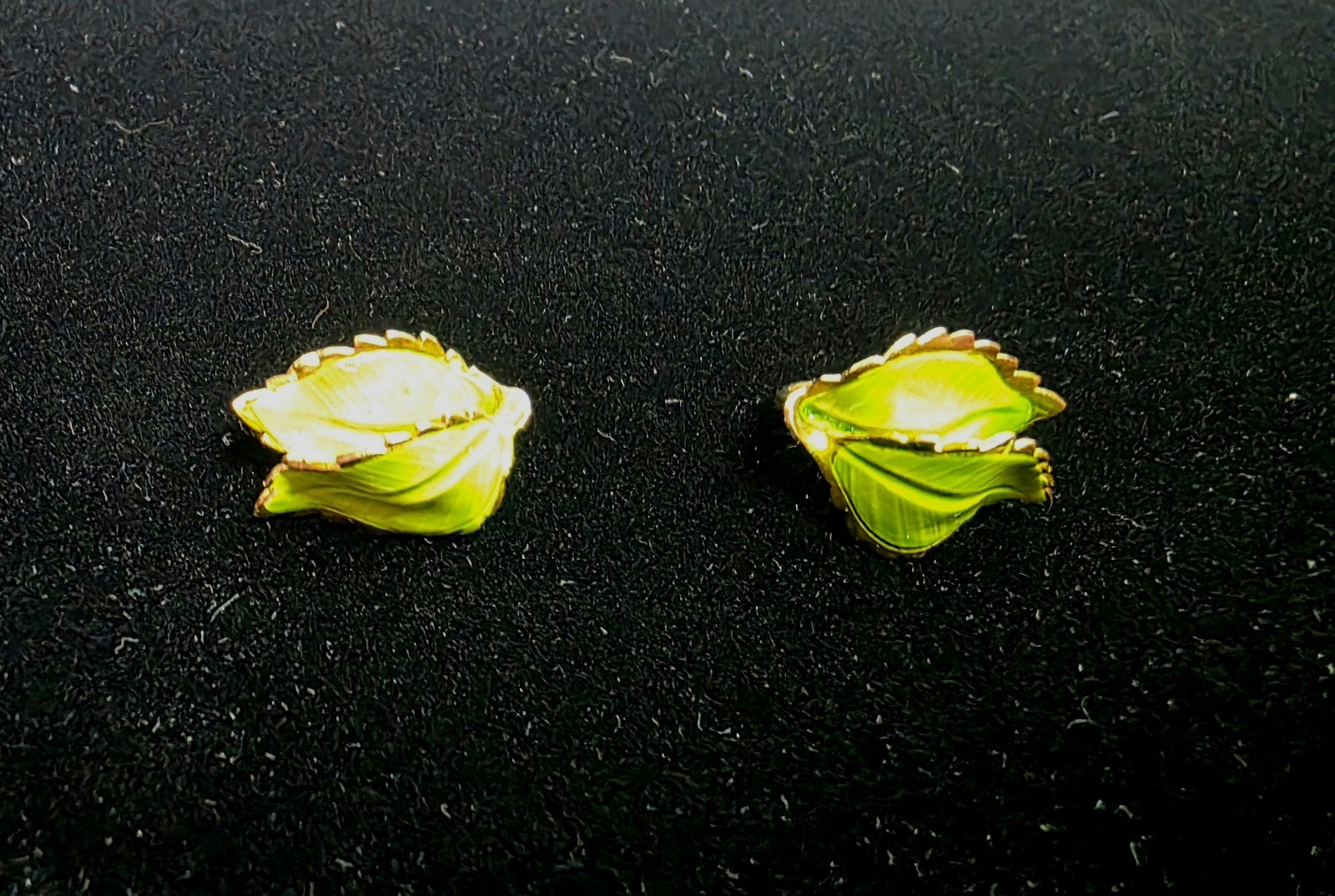 Vintage Signed Giovanni Lime Green Enamel Leaf Clip-On Earrings Gold Tone 1960’s