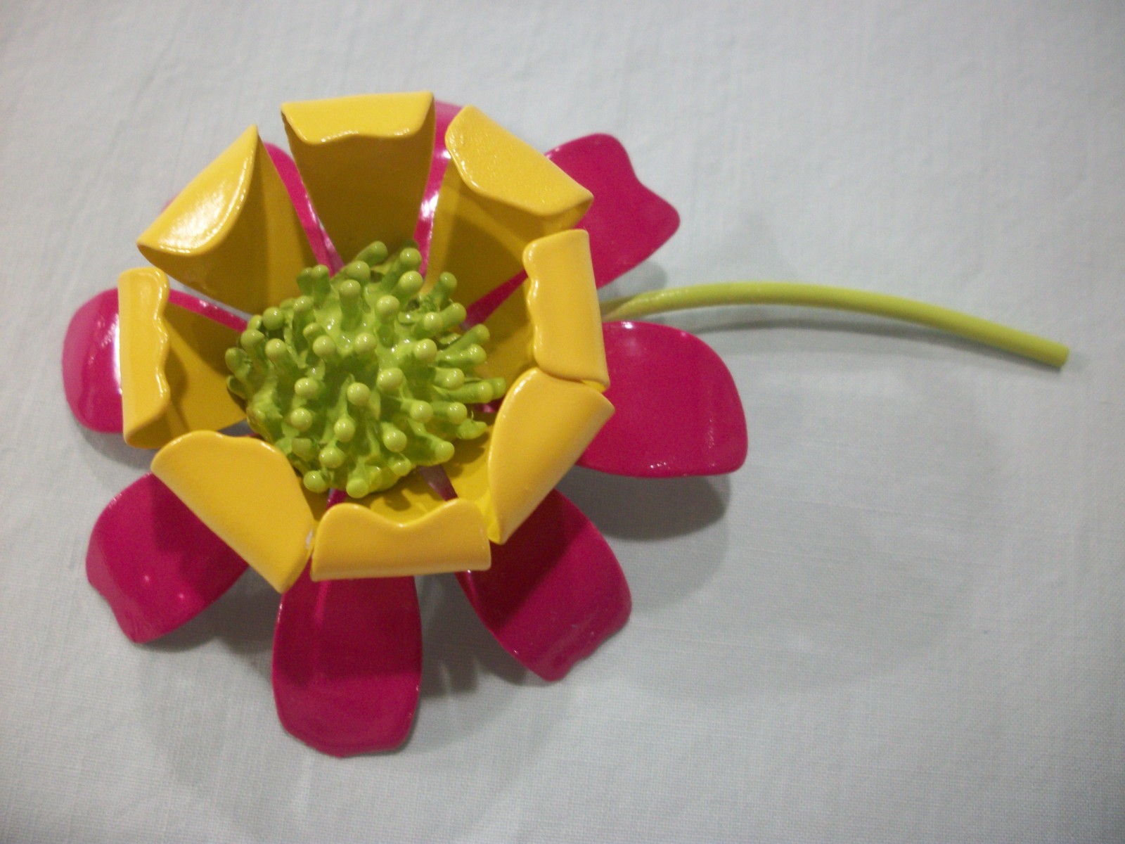 ViNTaGE MeTaL ENaMeL**FUCHSIA/YELLOW/LIME GREEN**FLoWeR PiN/BRooCH (RARE BEAUTY)
