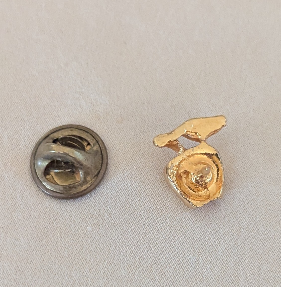 Vintage Gold Tone Apple Pin–Teacher Appreciation Gift