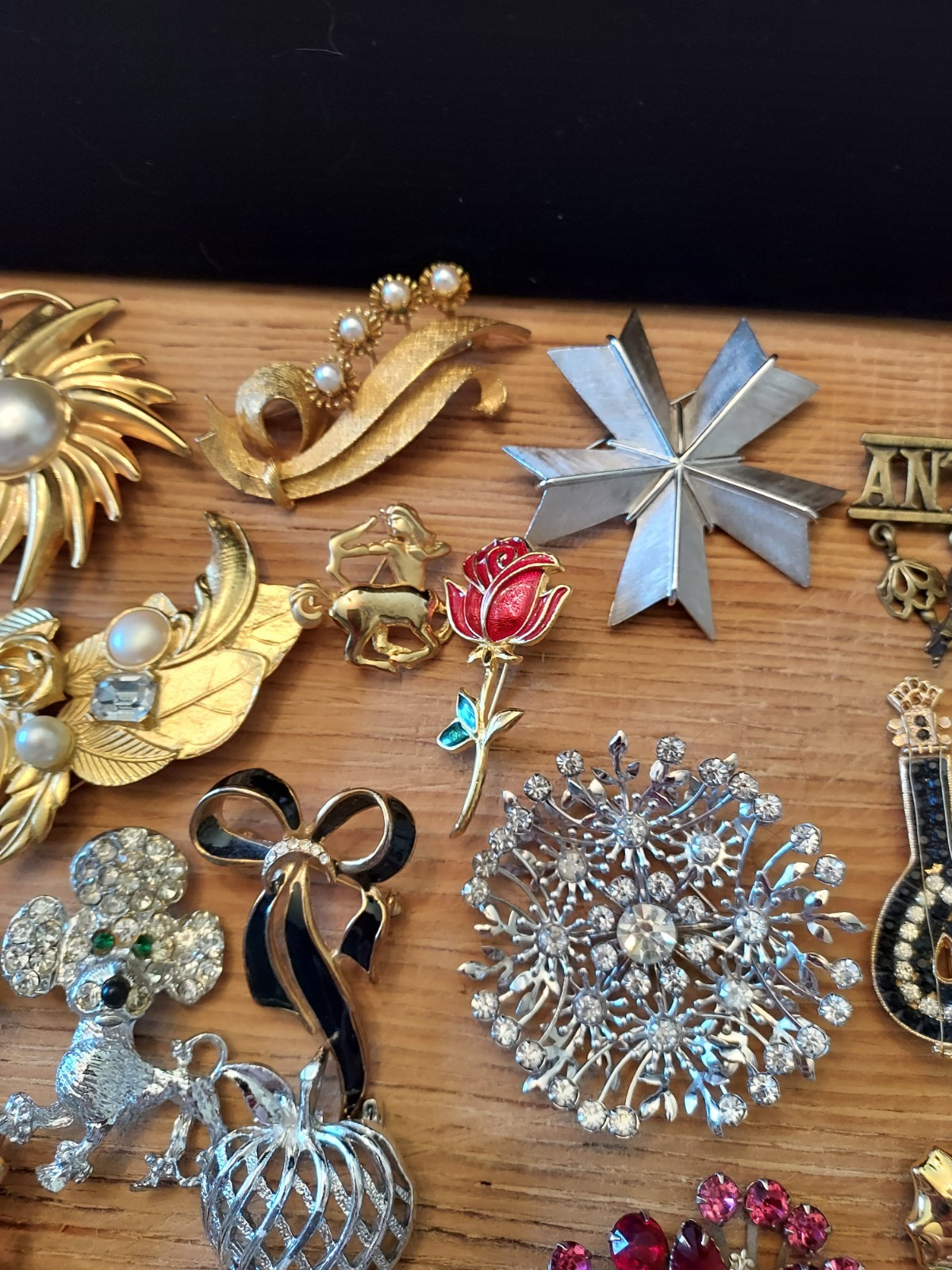 Huge Lot Of Vintage Booch/ Pins Trifari Lisner Roman Jj Avon Gerrys Rafaelian