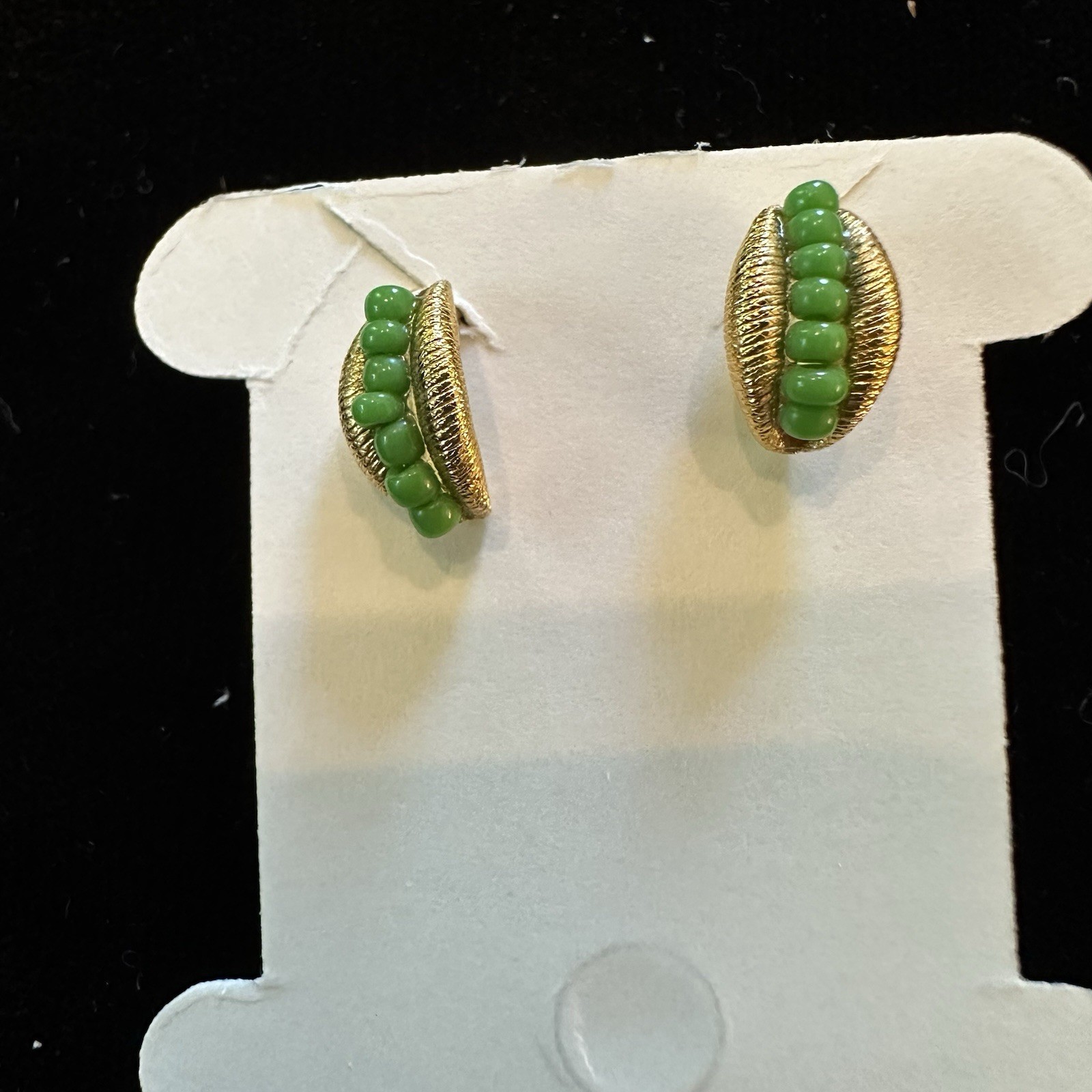Vintage Green Beaded Gold Tone Stud Earrings Retro Textured Oval