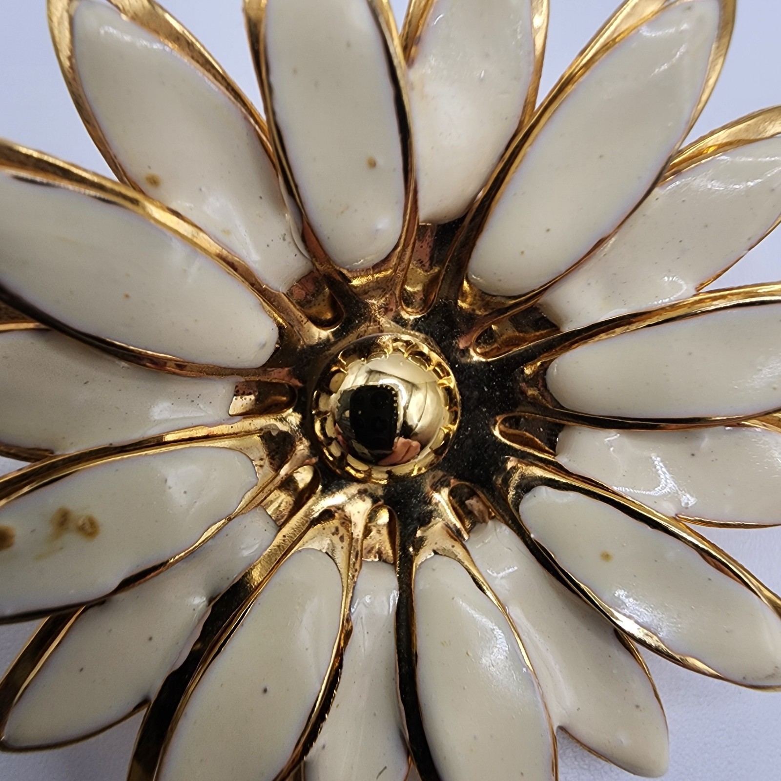 Vintage Daisy Flower Earrings Metal Gold Tone Cream Enamel Retro Stud Cute