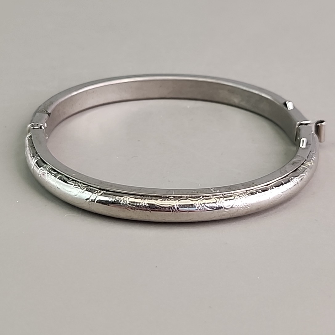 Vintage Etched Hinged Bangle Bracelet 5mm Silver Tone 6.25″