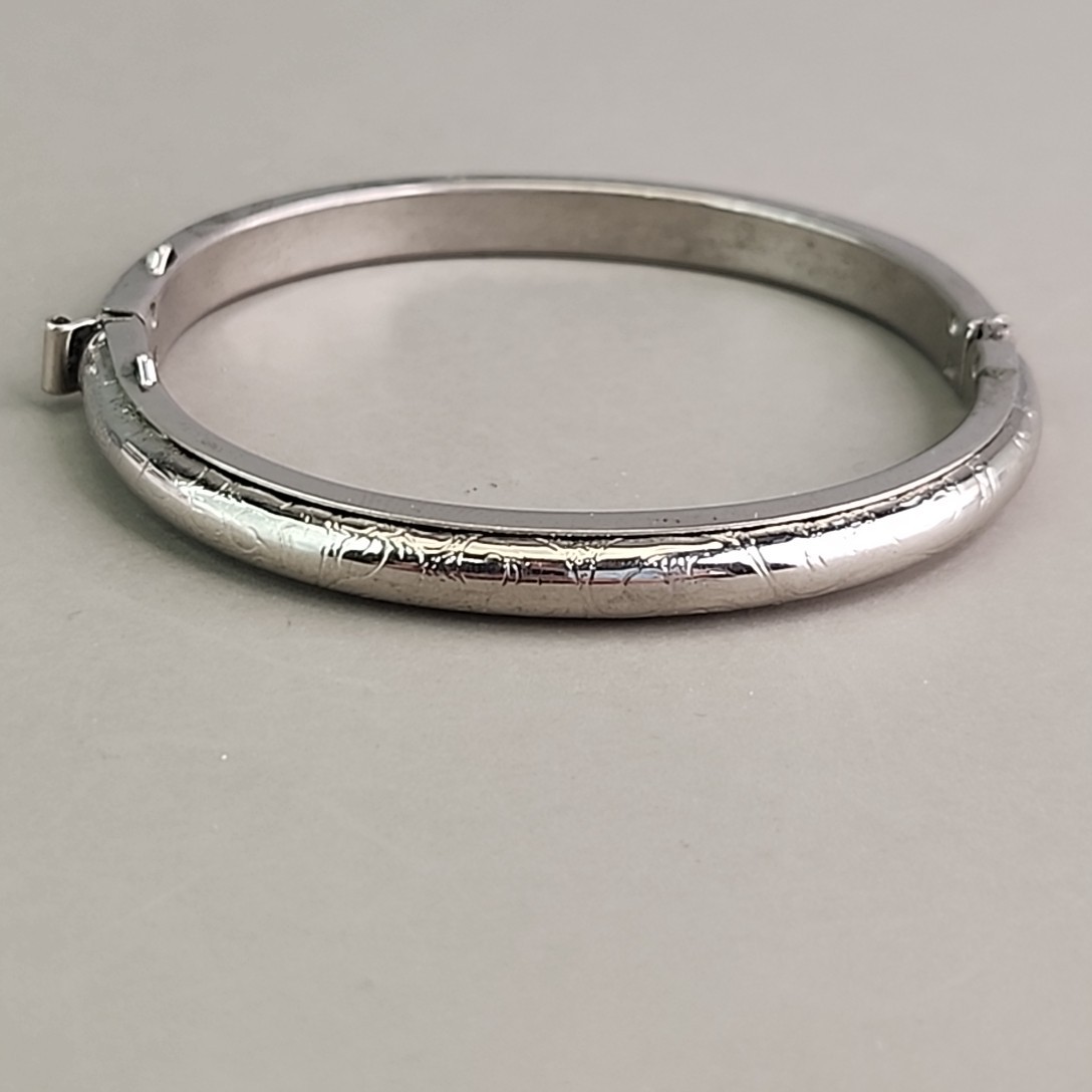 Vintage Etched Hinged Bangle Bracelet 5mm Silver Tone 6.25″