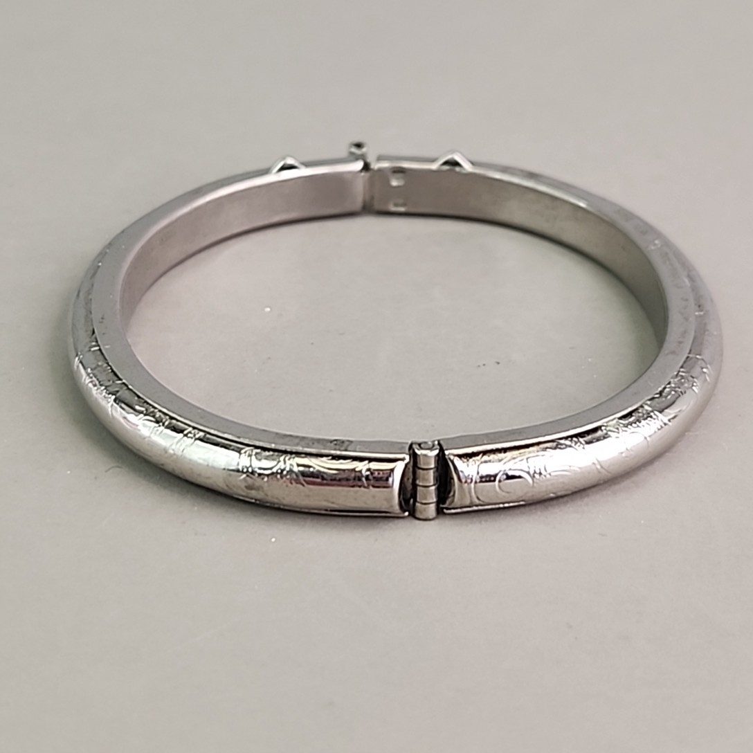 Vintage Etched Hinged Bangle Bracelet 5mm Silver Tone 6.25″