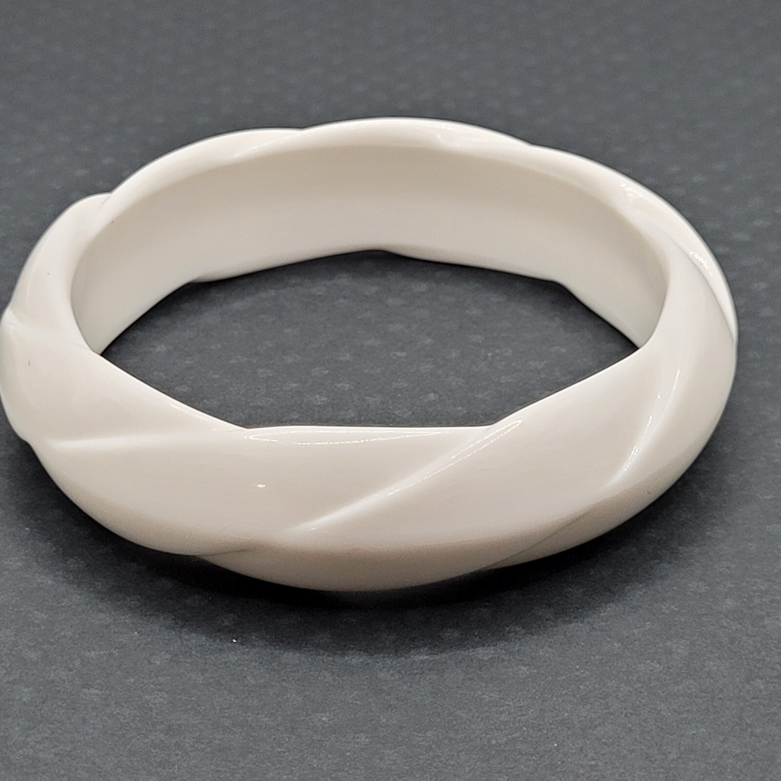 White with Twisted Wrap Design Style Resin Bangle Bracelet Retro Vintage 1980s