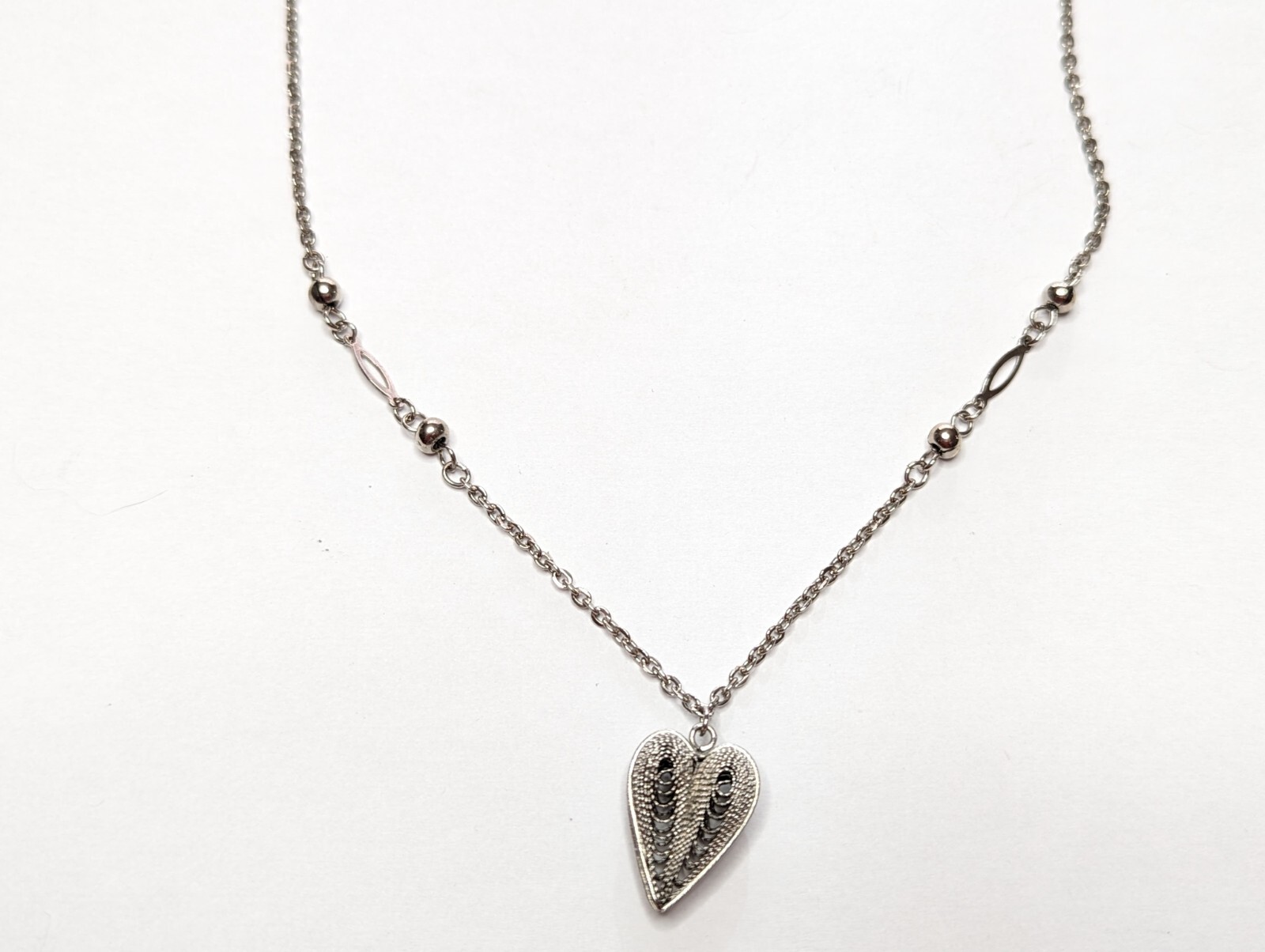 Vintage Silver Tone Openwork Filigree Heart Pendant Station Necklace 17″ Long