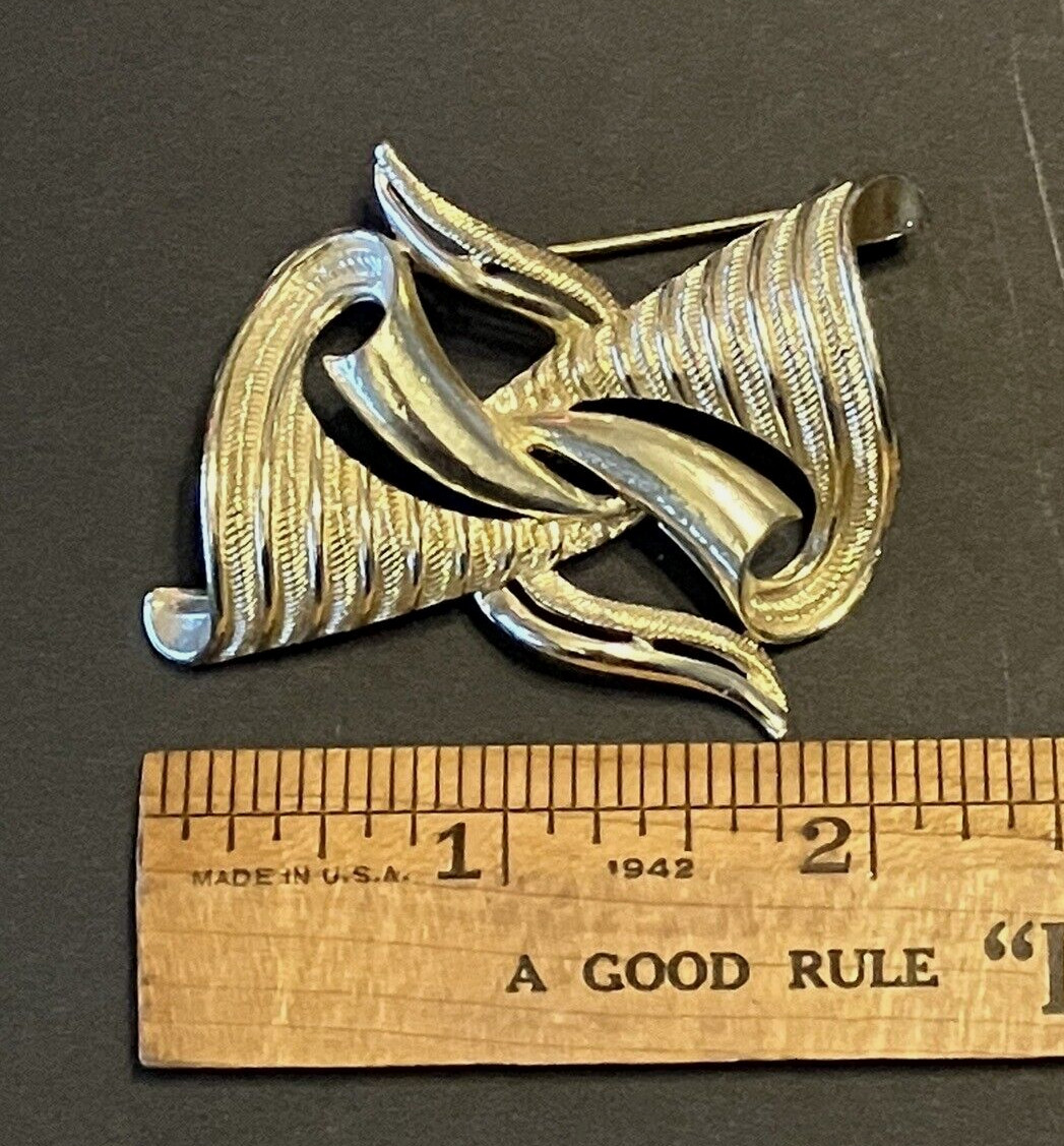 Vintage Gold Tone Brooch Textured Flowy Ribbons