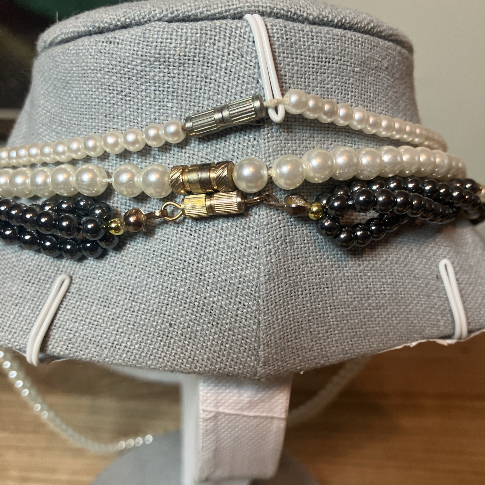 Vintage Pearl Necklaces And Braclet Lot White And Gray Pearls Gold Tone Clasps