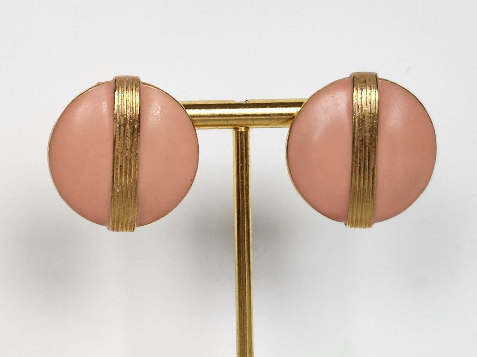 Vintage Salmon Color Round Enamel Earrings w Gold Tone Vertical Grooved Lines 1″
