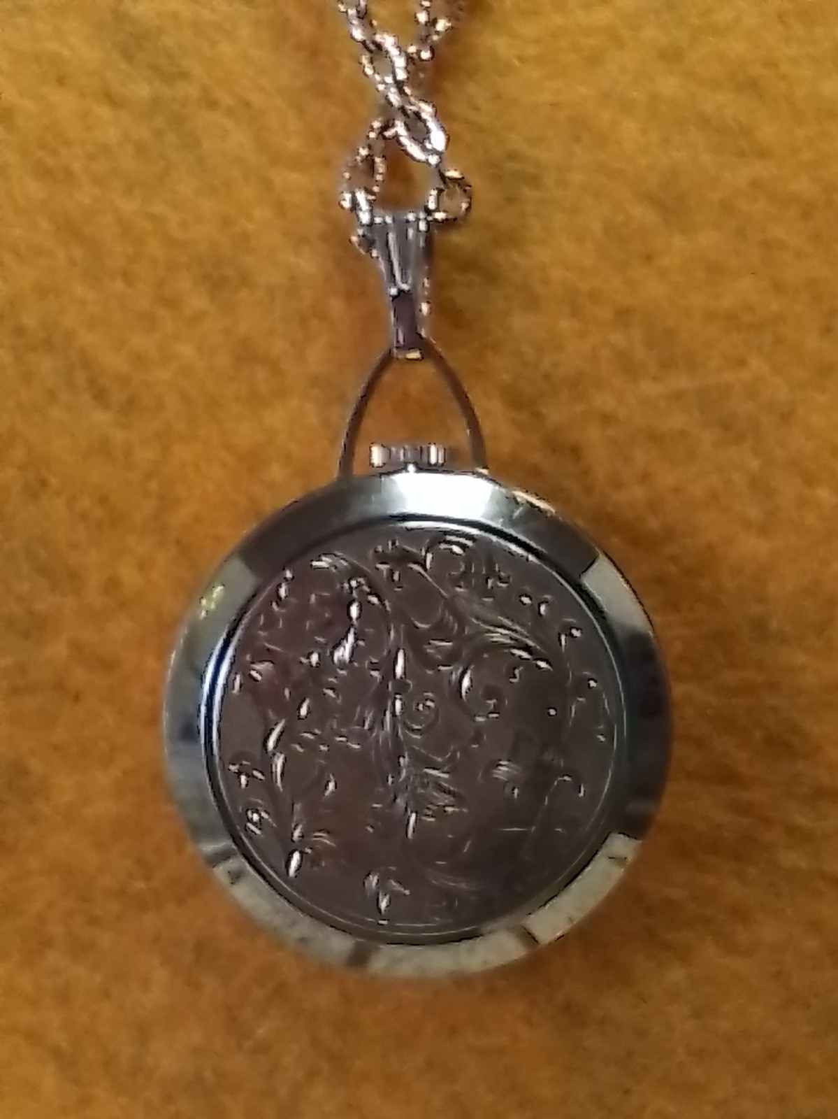 Estate Vtg ENDURA round watch pendant oval chain necklace gold tone manual wind