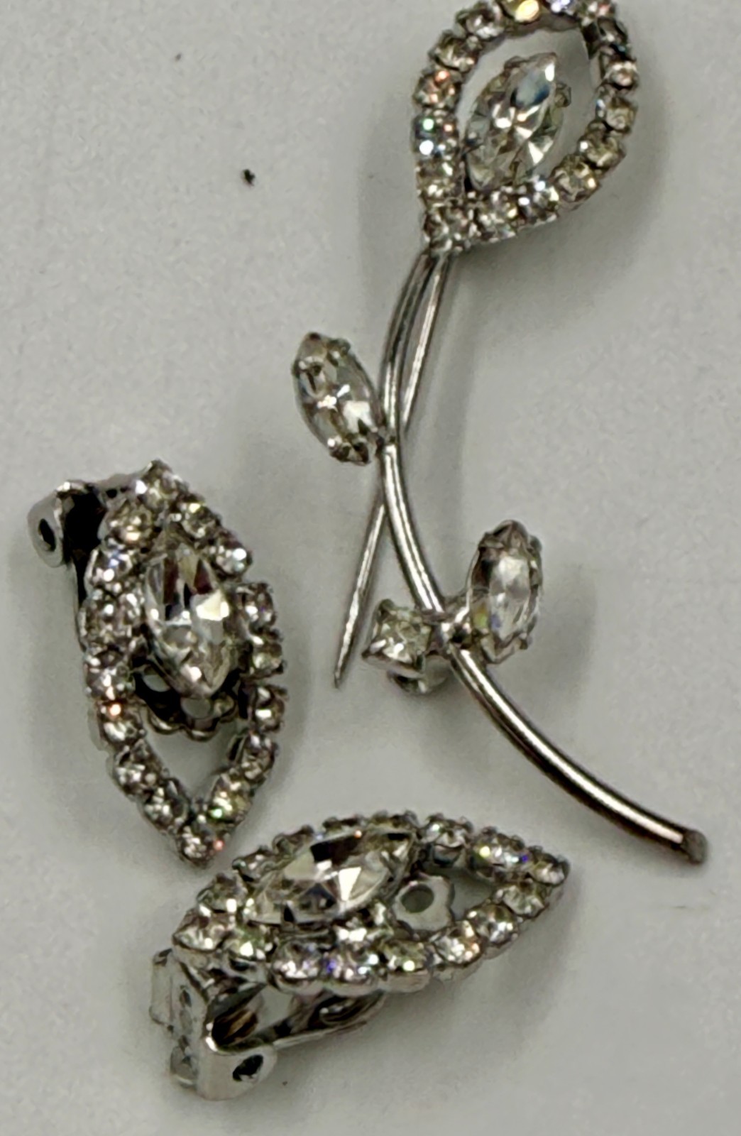 Vintage Elegant Rhinestone Teardrop Shaped Clip Earrings and Brooch – Unmarked