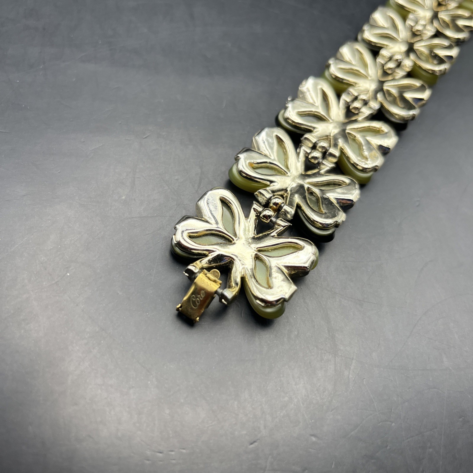 Vintage Coro Thermoset Bracelet Chunky Green Gold Tone Heart Mid Century 7.25 In