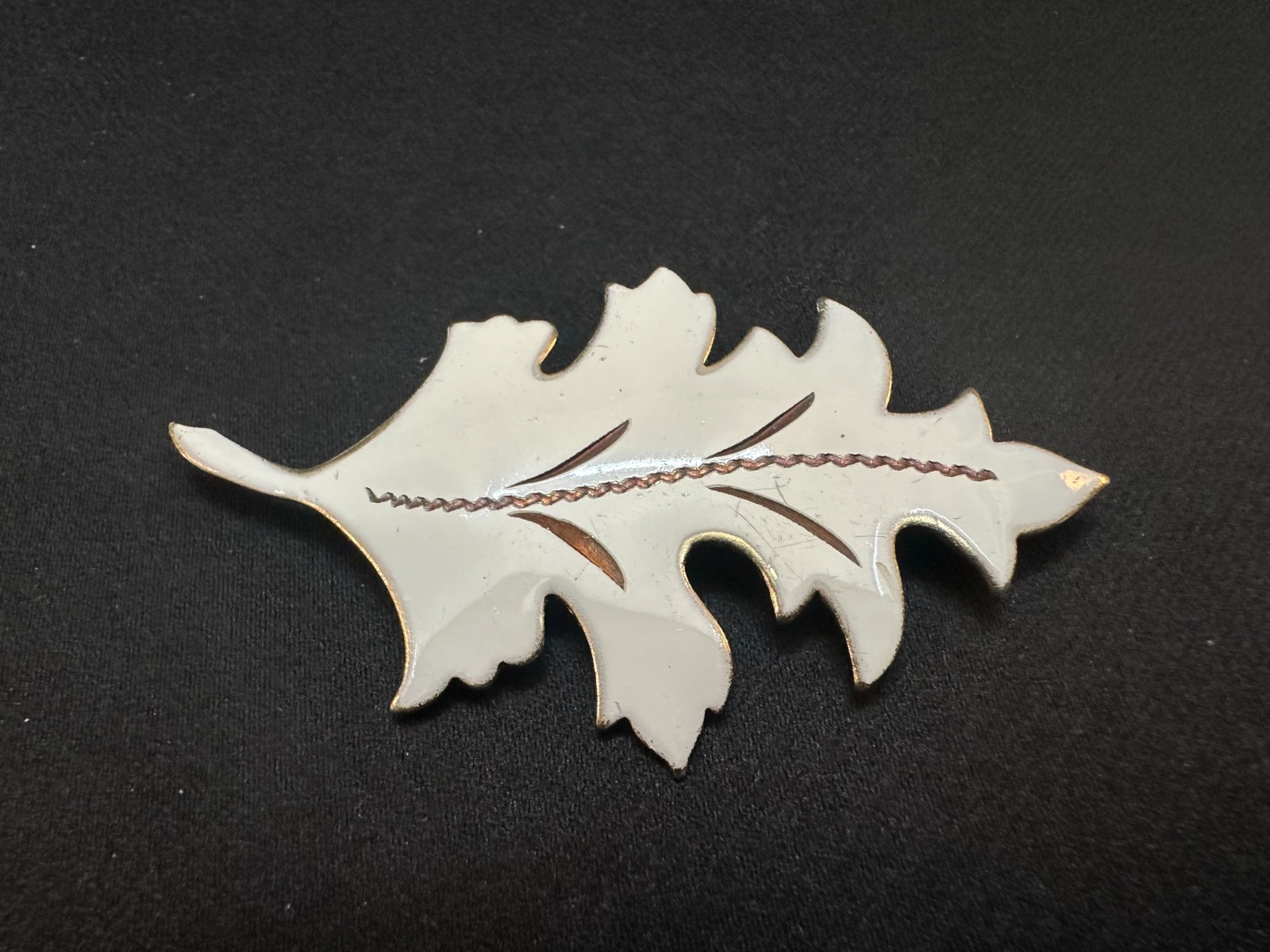 VINTAGE WHITE ENAMEL OAK LEAF BROOCH GOLD TONE PIN 2.7″ ROLLOVER CLASP