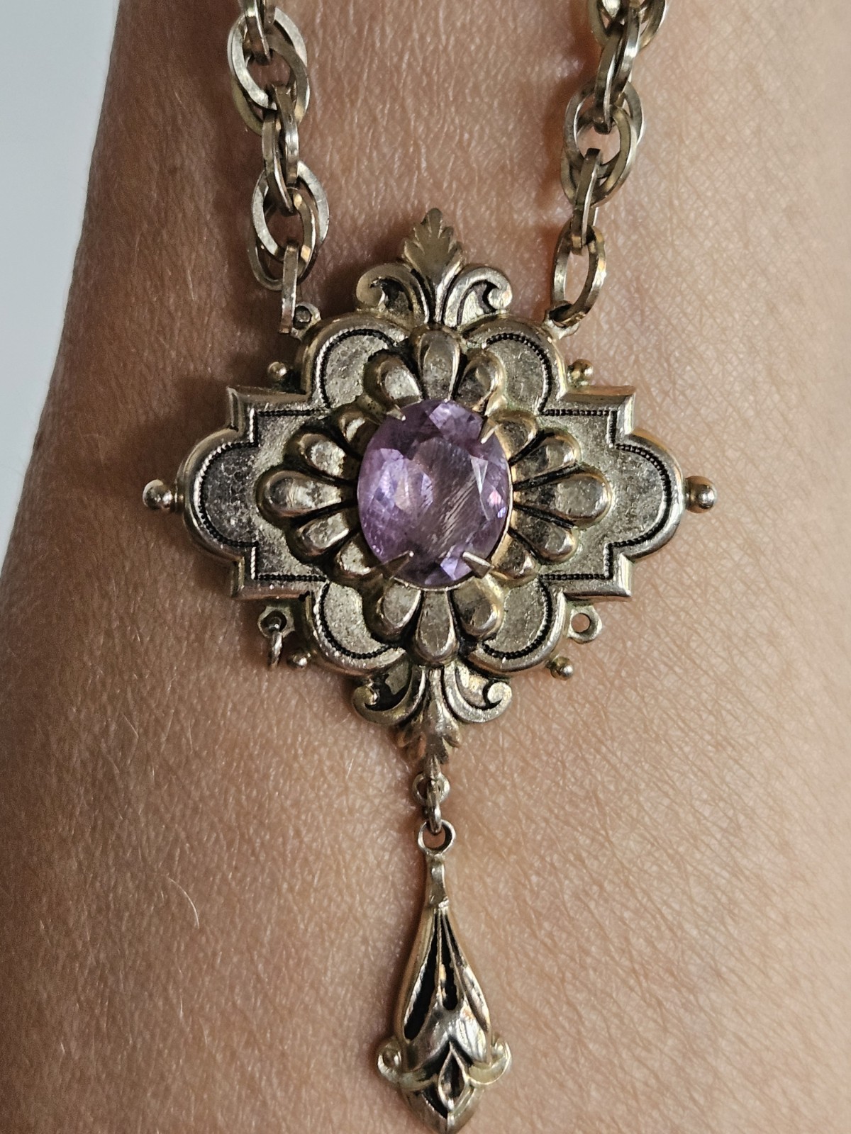 STUNNING VICTORIAN NECKLACE DANGLING ORNATE PENDANT BIG AMETHYST STONE CORO