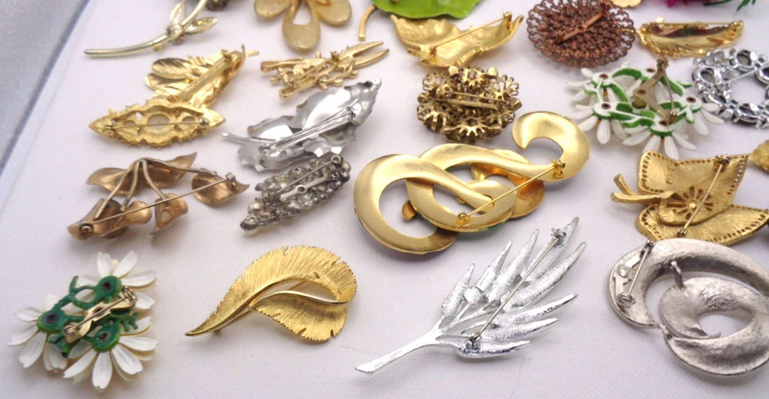 25 Vintage Cabochon Crystal Enamel Faux Pearl Rhinestone Flower Leaf Brooch Lot