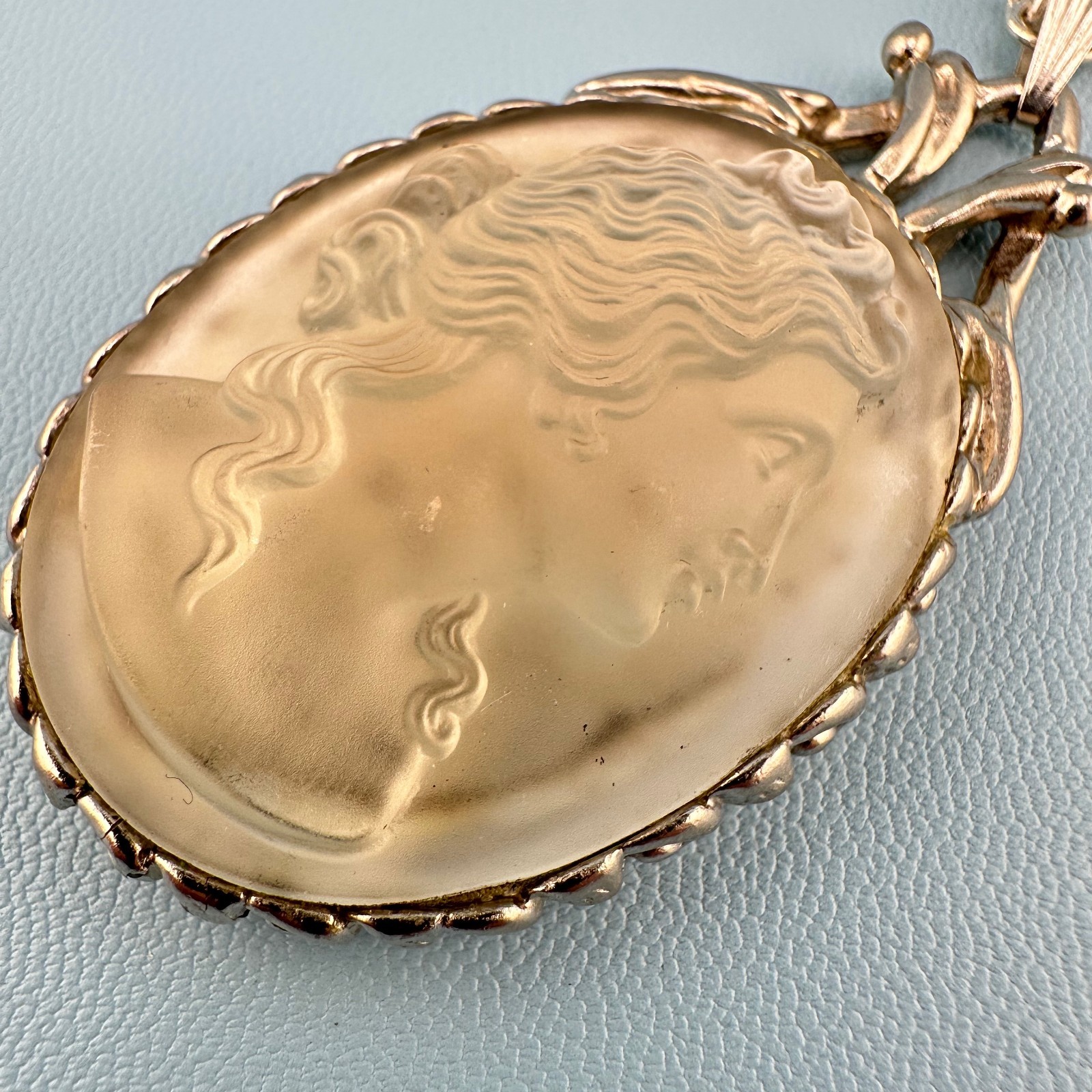 Vintage Frosted Opaque Glass Cameo Pendant Necklace Silver Tone Off White 28″