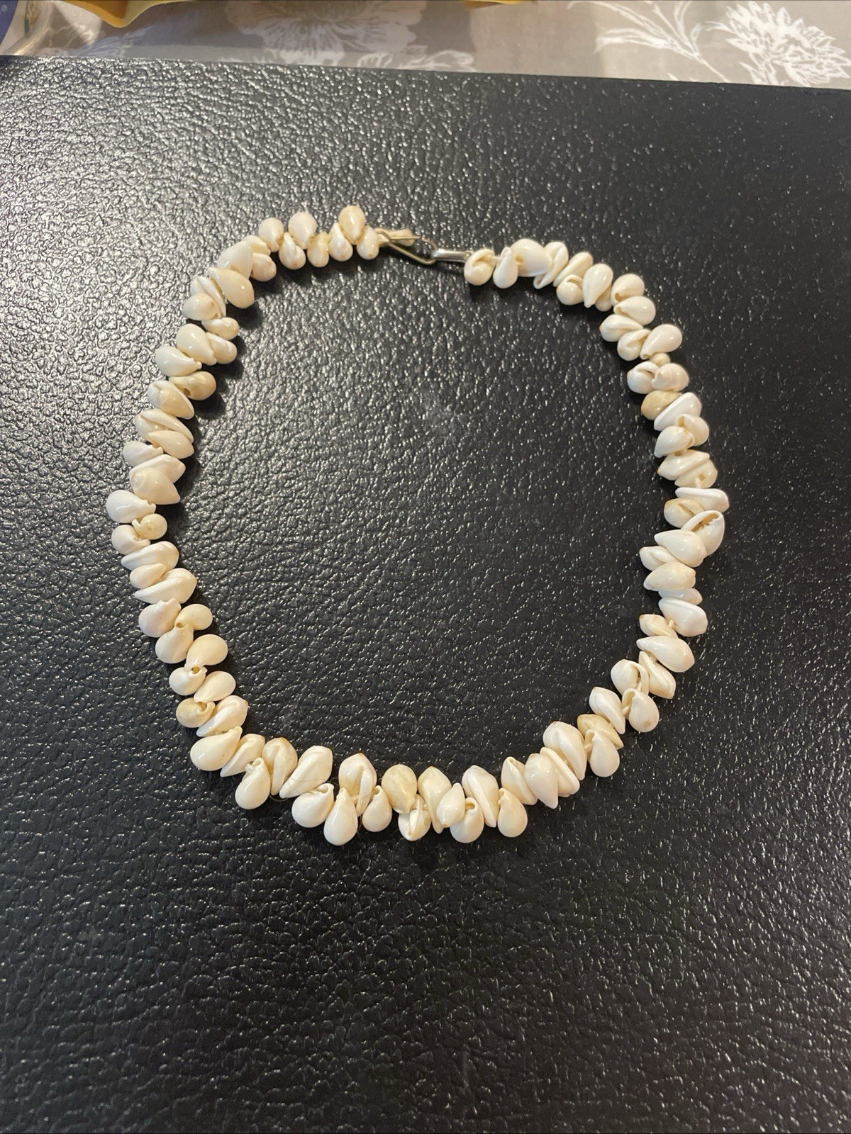 Vintage Real Hawaiian Whole Puka Shell Lei Choker Necklace 15″ Concha Pukka