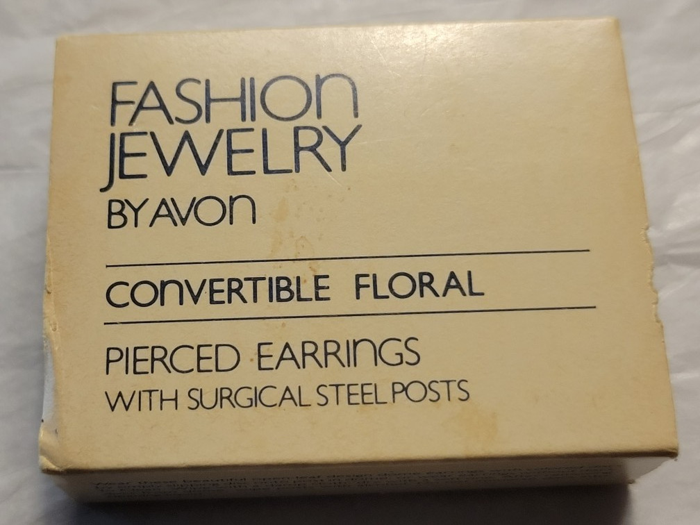 Vintage Avon Convertible Round Open Floral Leaf Gold Tone Pierced Earrings w/Box