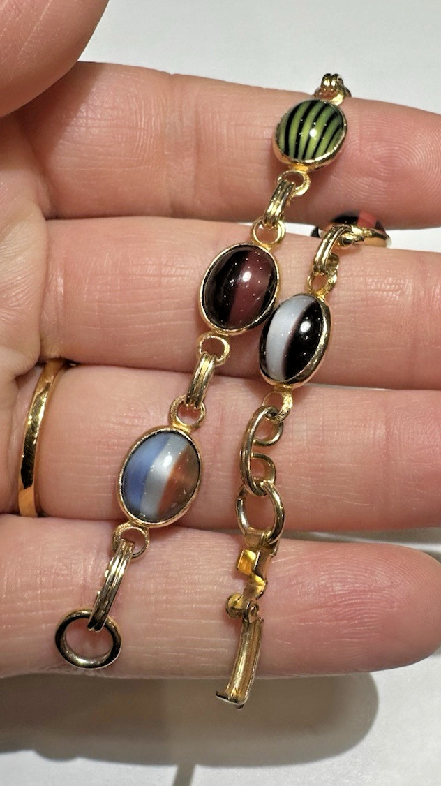 Scarab Style Green Purple White Banded Glass Cab Gold tone 7″ Vintage Bracelet