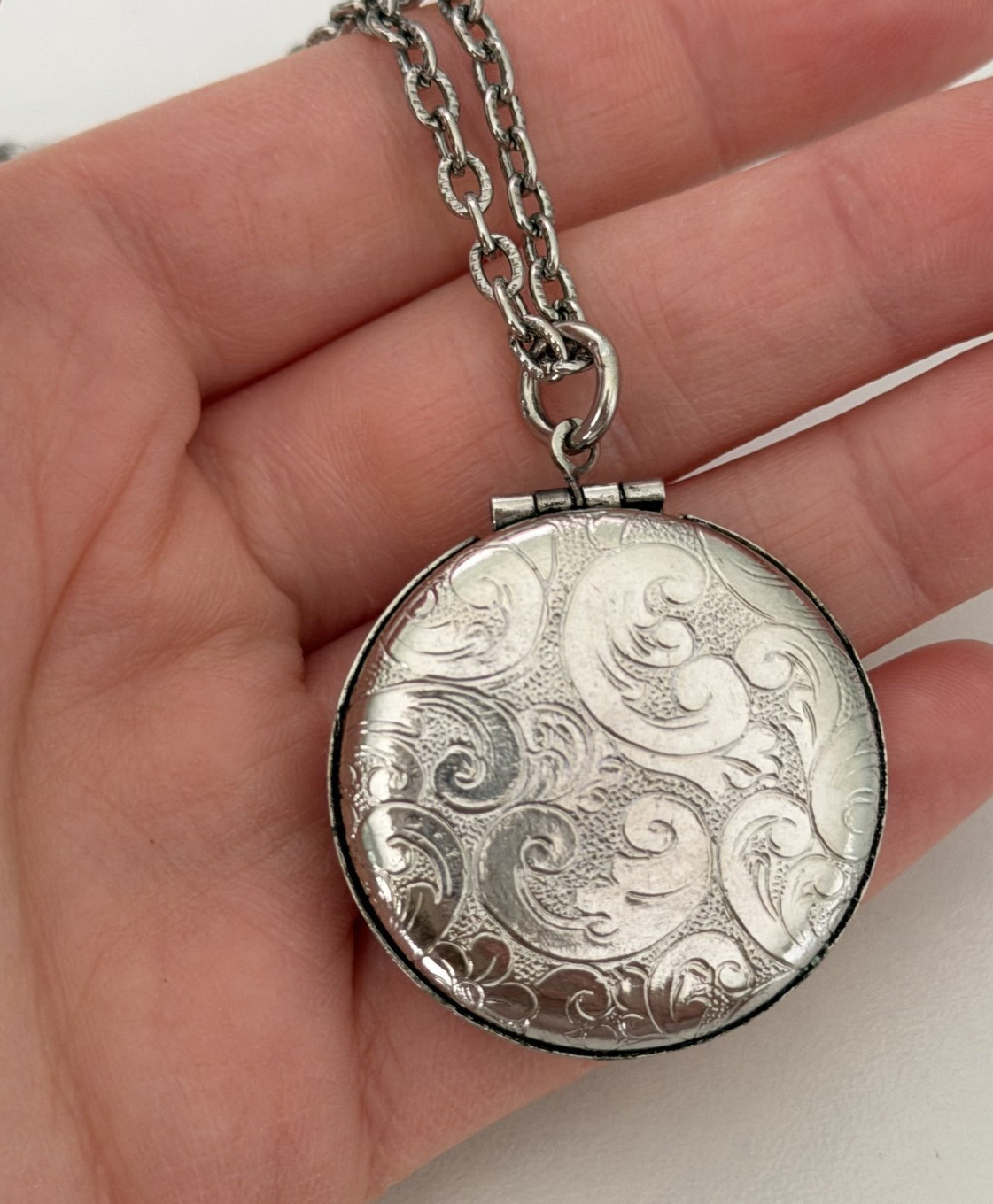 Vintage Round Silver Tone Puffy Locket Etched Scroll Pendant Chain Necklace 25″