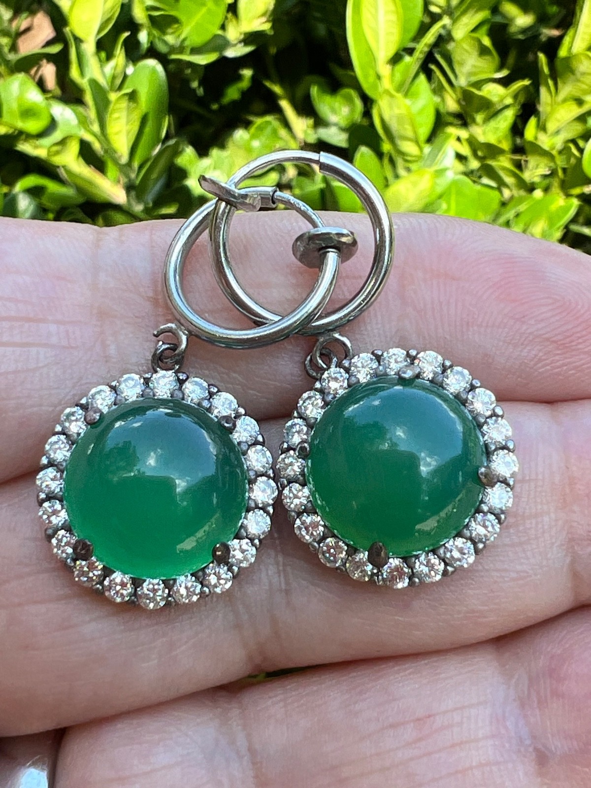 VINTAGE VIVID GREEN CABOCHON STONES DROP DANGLE SILVER TONE HOOP EARRINGS