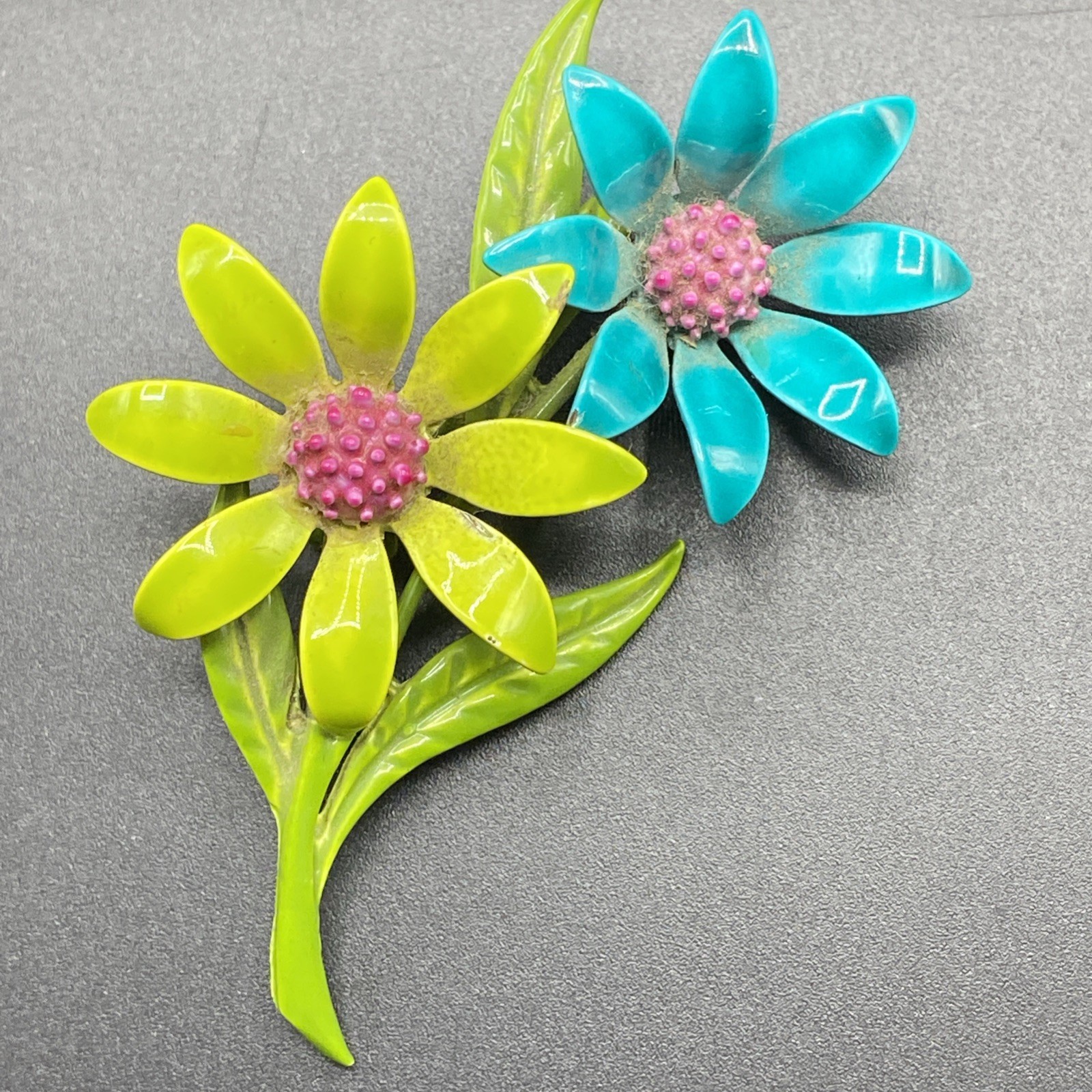 VINTAGE RETRO HIPPY MOD BLUE Green ENAMEL METAL DAISY FLOWER W/ STEM BROOCH PIN
