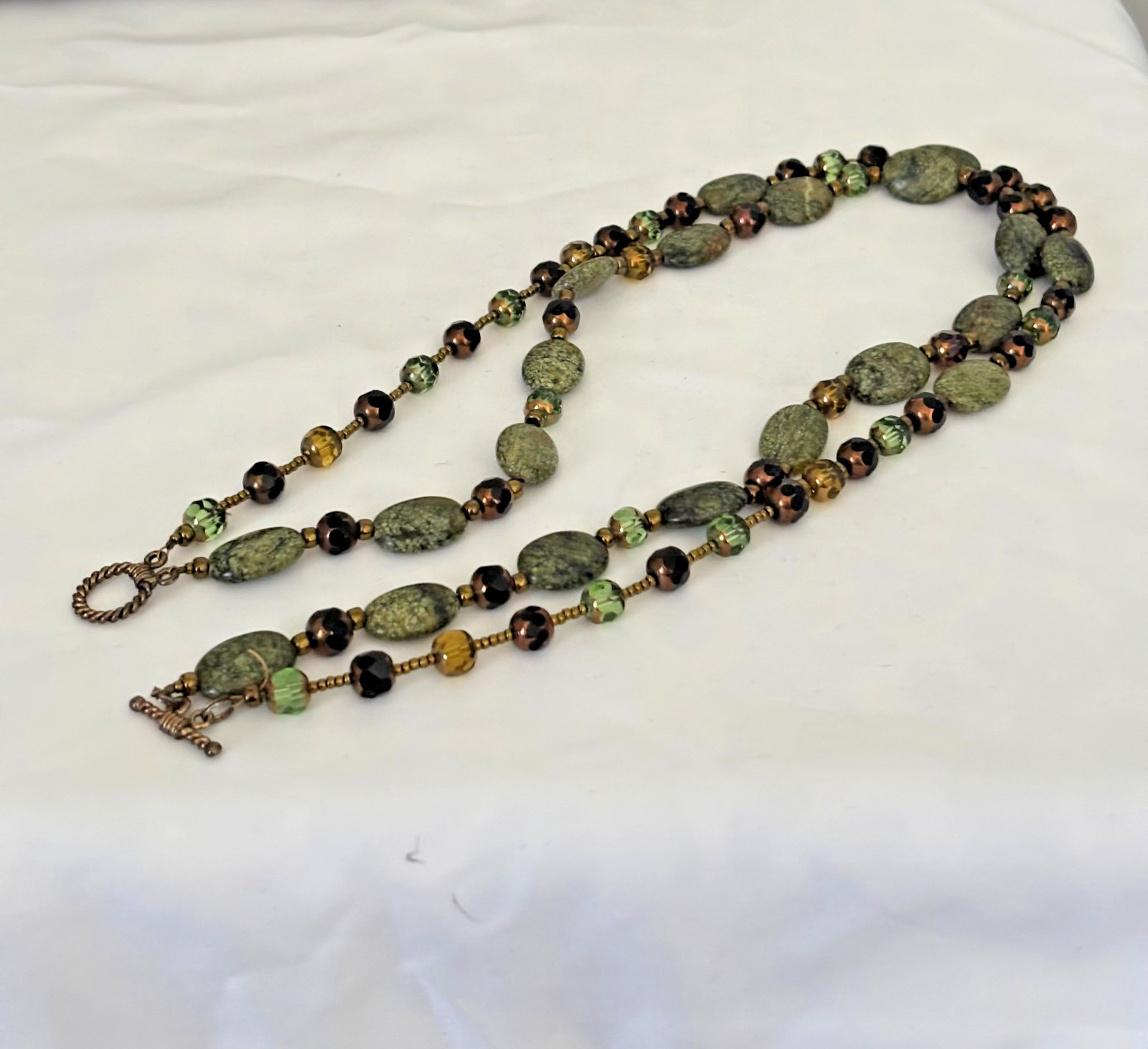 ESTATE HAND KNOTTED 20″ SERPENTINE JASPER/FACETED GLASS BEAD SERPENTINE NECKLACE