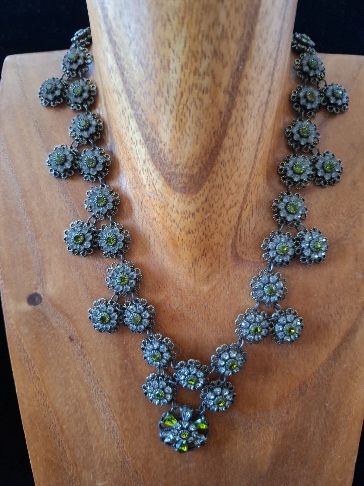 VINTAGE KENNY MA SF GREEN & CLEAR CRYSTAL FLOWERS BRASS 16″ NECKLACE