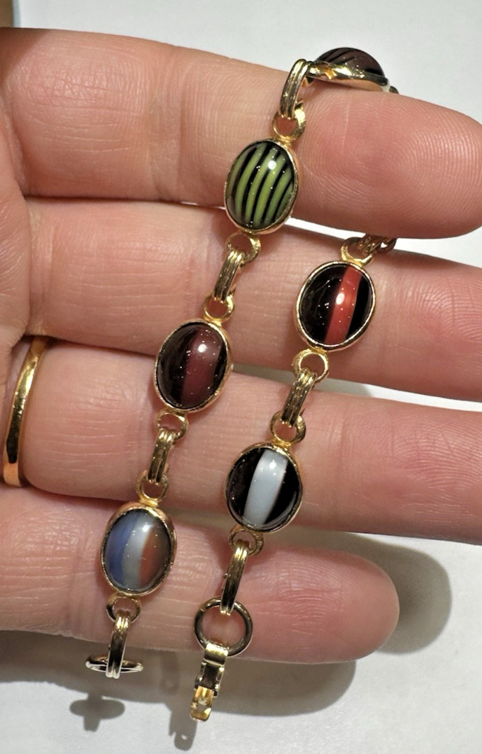 Scarab Style Green Purple White Banded Glass Cab Gold tone 7″ Vintage Bracelet